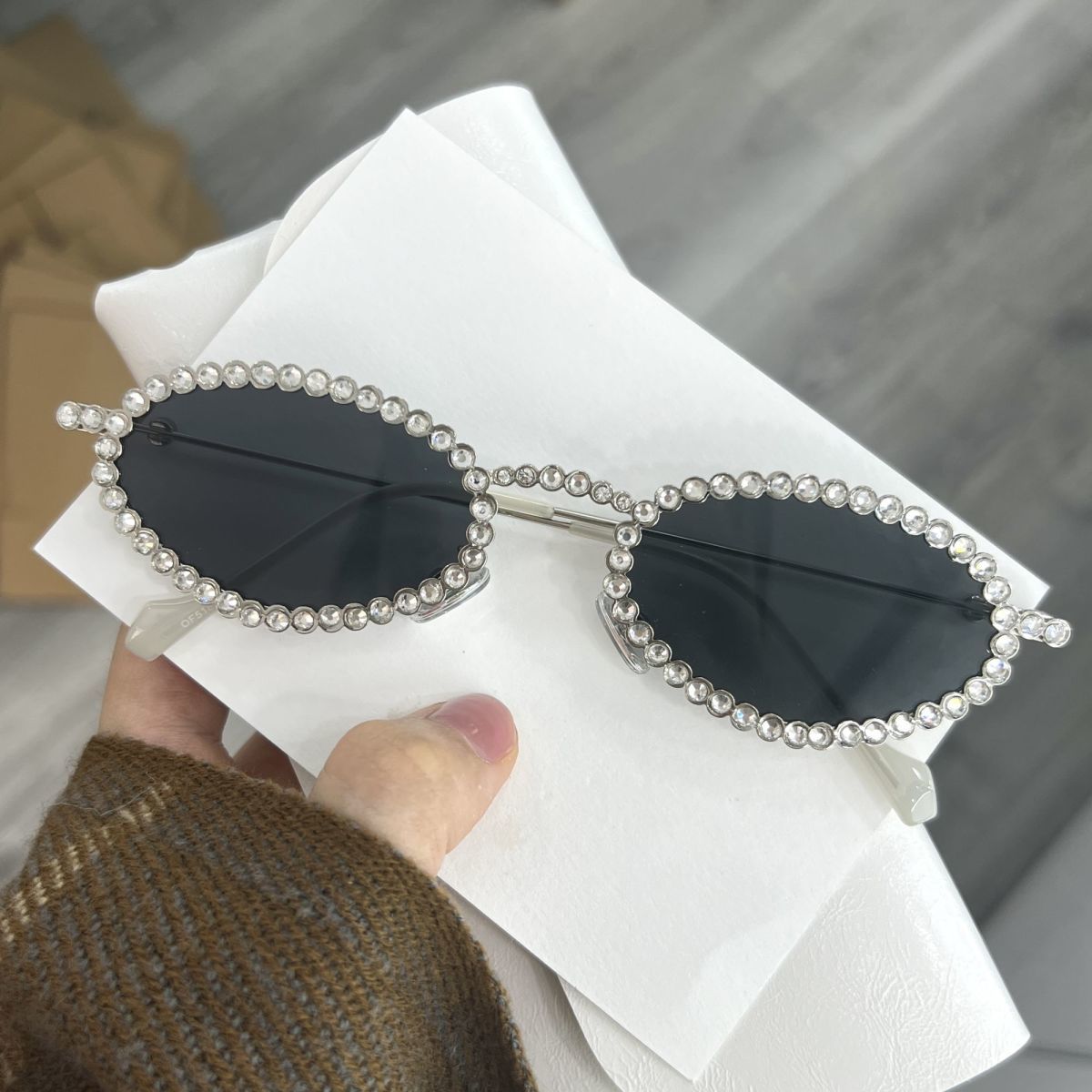 Irregular rhinestone retro sunglasses